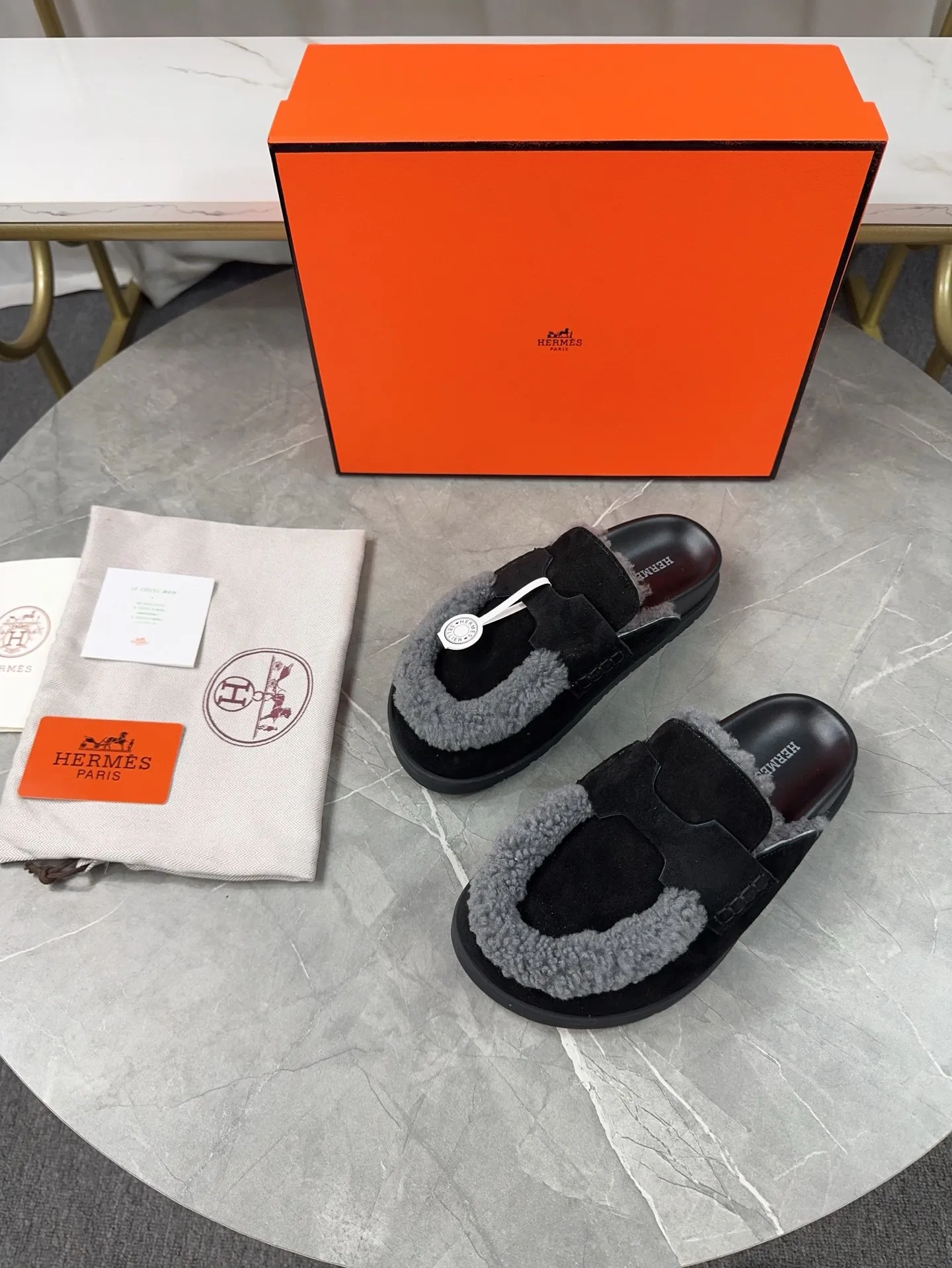 p460🐮🐮HERMES Birkenstock Mules🍬 Spring and summer really need versatile slippers. They have a casual and high-end feel, and the comfort is also great. The large toe design adds a playful feel, and the slip-on design is convenient and practical to wear. 🌷Upper: original high mercerized cow velvet 🌷Inner lining: wool 🌷Outsole: original TPU water platform + rubber film combination 🌷Number of sizes: women's size 35-40 (40-41 -42 is not returnable) men's size: 38-45 (45 is not returnable)
